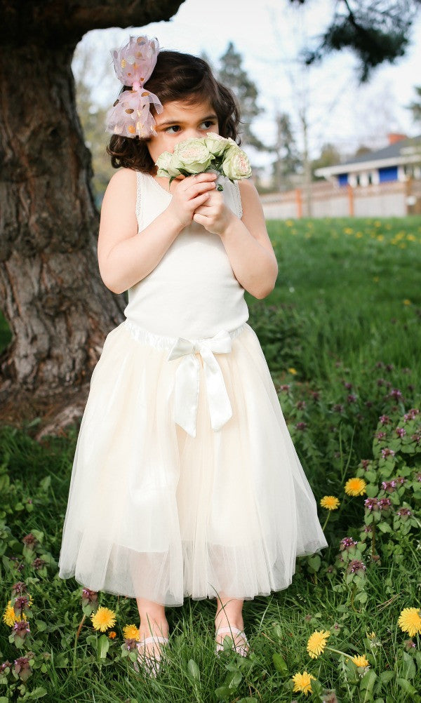Flower girl skirt | Tulle skirt | Tutu | Kids tutu | Wedding party clothes | Toddler tutu | Birthday tutu | Photo props | SatumaDesigns.com #tutu #wedding